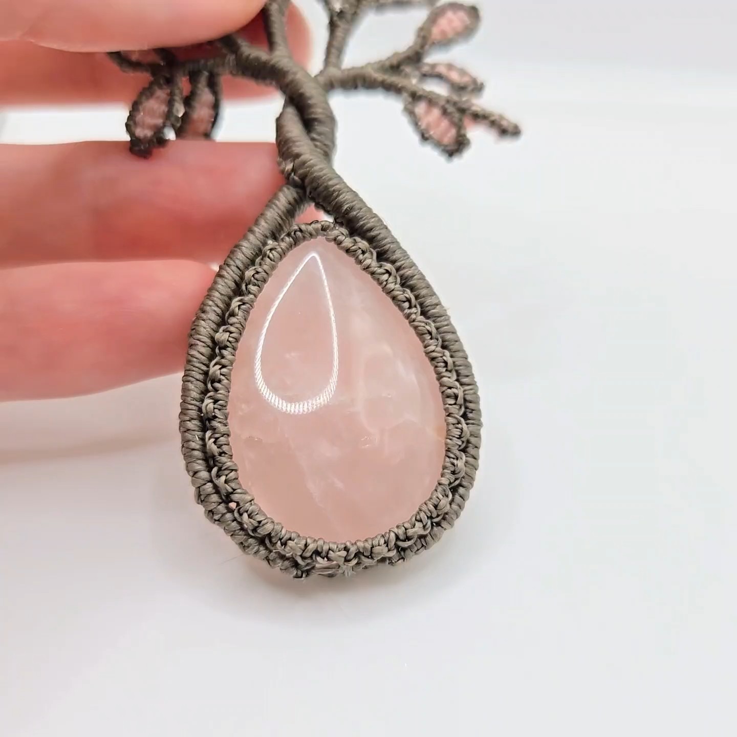 Makramee-Kette mit Rosenquarz – Lebensbaum-Anhänger