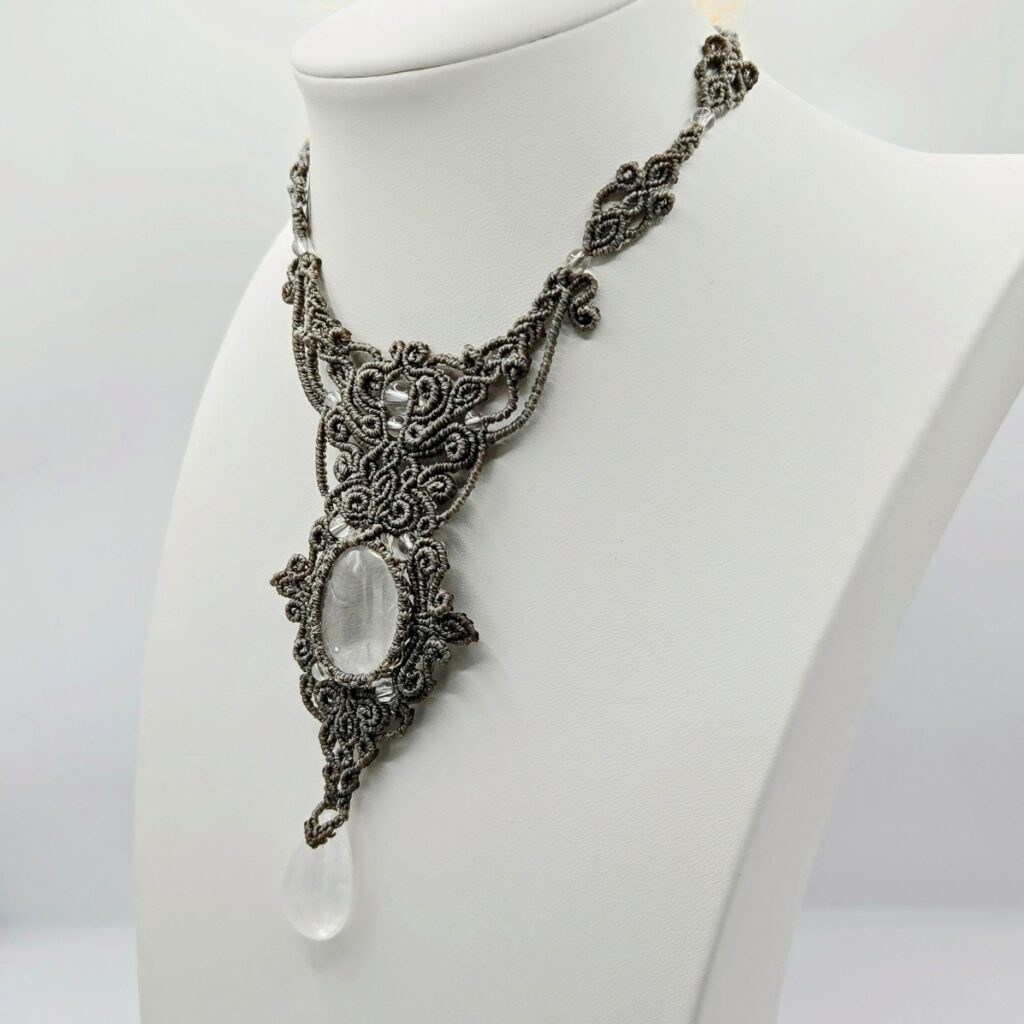 bergkristall-collier-grau-makramee-schmuck-10.jpg