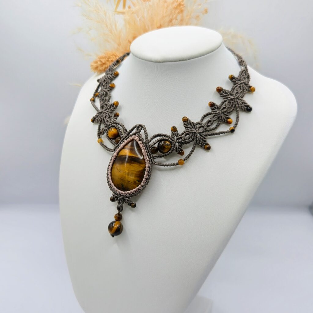collier-tiegerauge-perlen-makramee-edelsteinschmuck-1.jpg