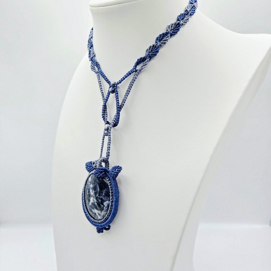 medaillon-mitternachtssodalith-floral-makramee-kette-1.jpg