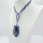 medaillon-mitternachtssodalith-floral-makramee-kette-1.jpg
