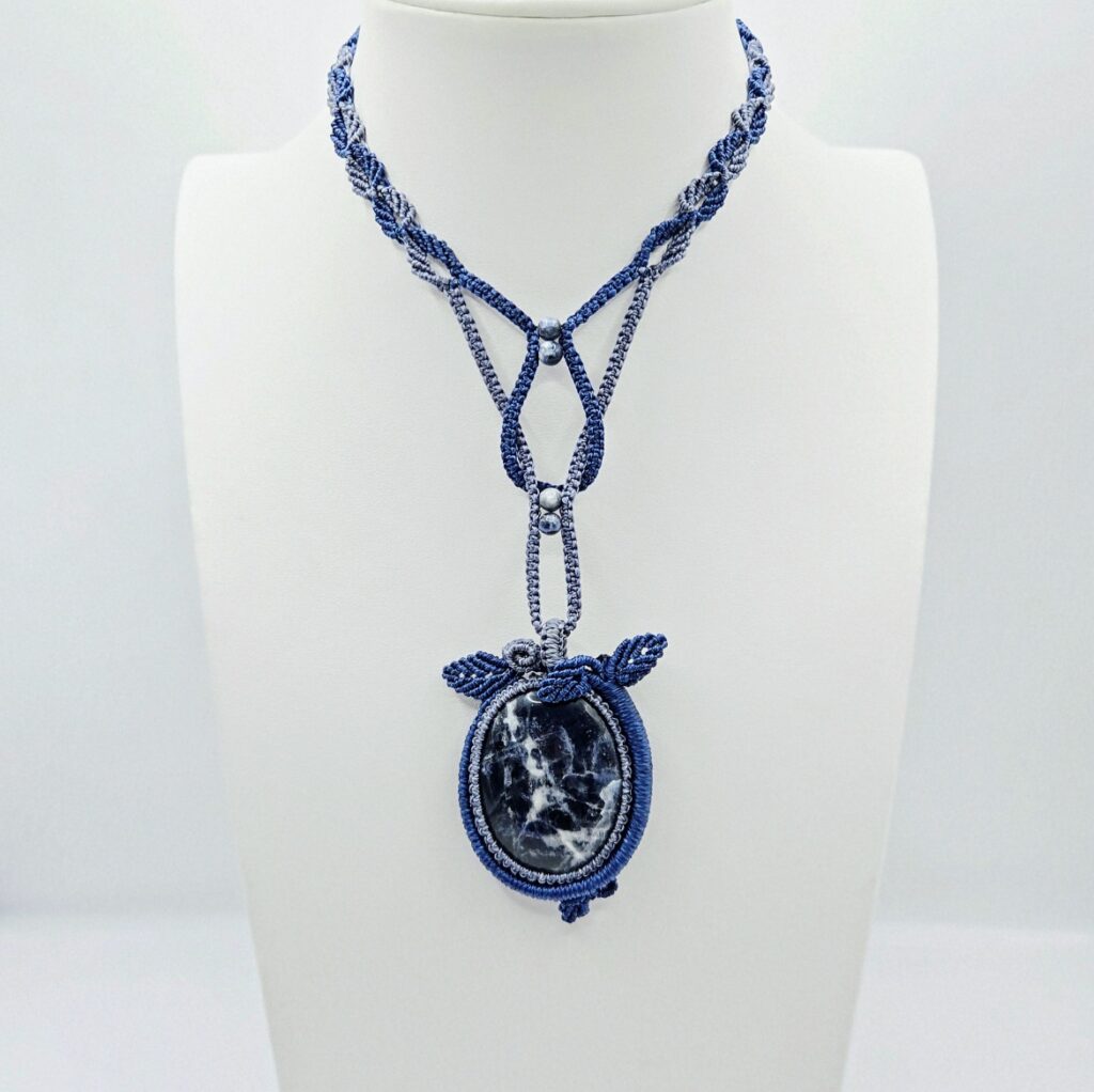 medaillon-mitternachtssodalith-floral-makramee-kette-2.jpg
