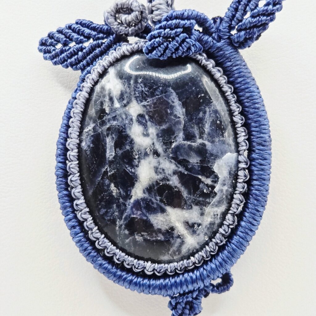 medaillon-mitternachtssodalith-floral-makramee-kette-4.jpg