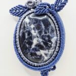 medaillon-mitternachtssodalith-floral-makramee-kette-4.jpg