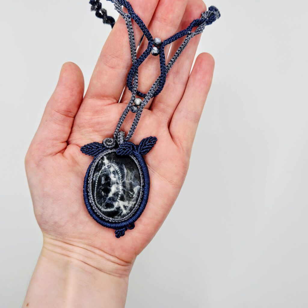 medaillon-mitternachtssodalith-floral-makramee-kette-8