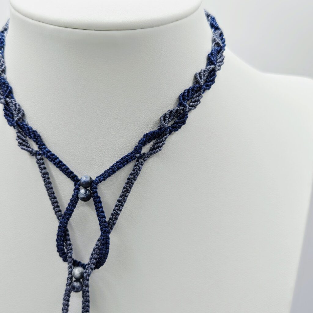 medaillon-mitternachtssodalith-floral-makramee-kette-rueckseite-1.jpg