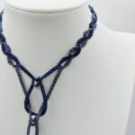 medaillon-mitternachtssodalith-floral-makramee-kette-rueckseite-1.jpg