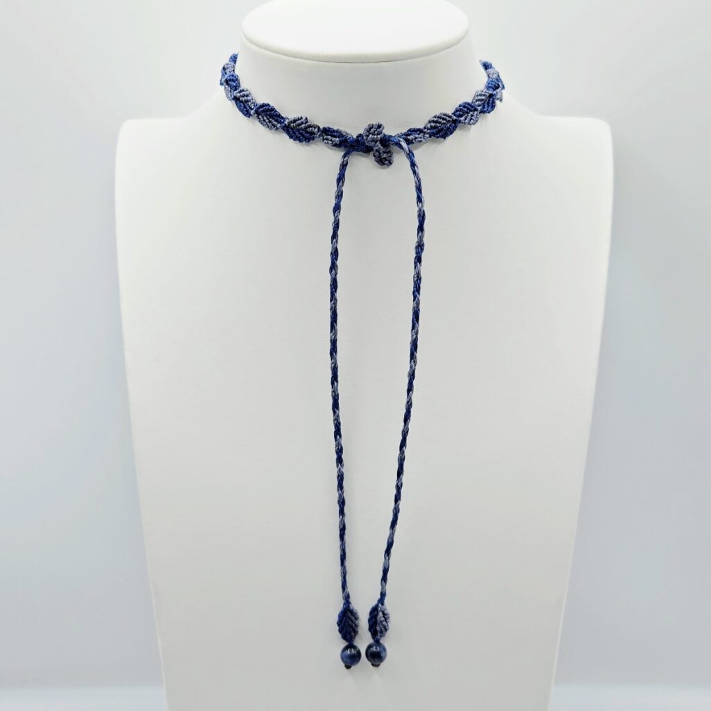 medaillon-mitternachtssodalith-floral-makramee-kette-rueckseite.jpg