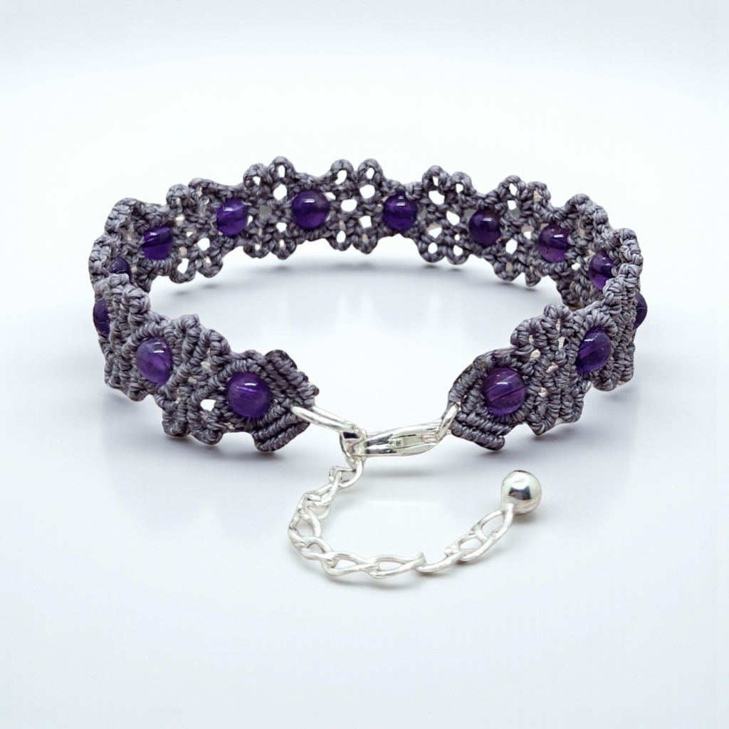perlenarmband-amethyst-lila-makramee-geknuepft-1.png