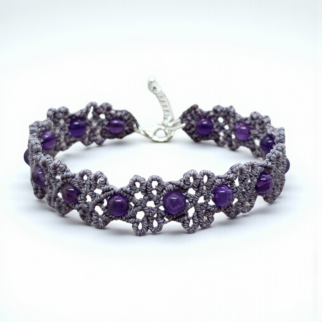 perlenarmband-amethyst-lila-makramee-geknuepft.png