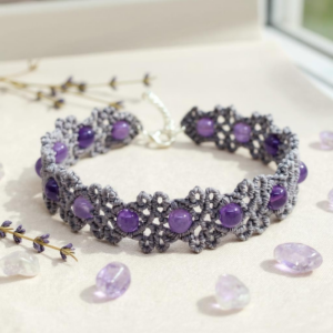 perlenarmband-amethyst-lila-makramee-geknuepft-2.png