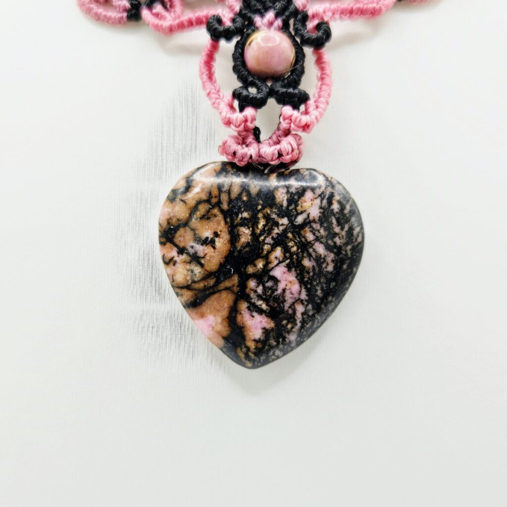 rohdonit-collier-mit-herzfoermigen-anhaenger-1.jpg