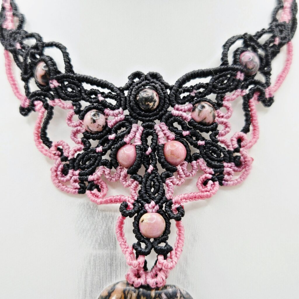 rohdonit-collier-mit-herzfoermigen-anhaenger.jpg