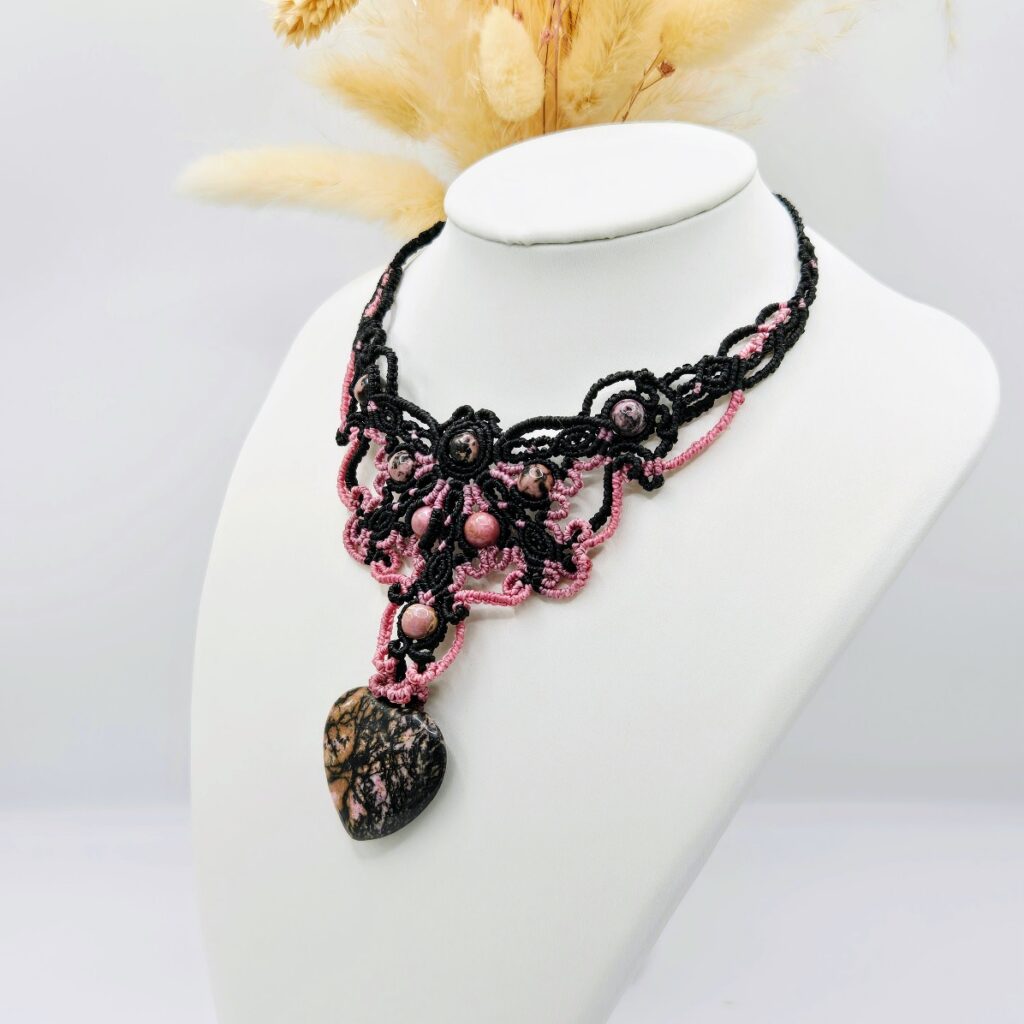 rohdonit-collier-mit-herzfoermigen-anhaenger-2.jpg