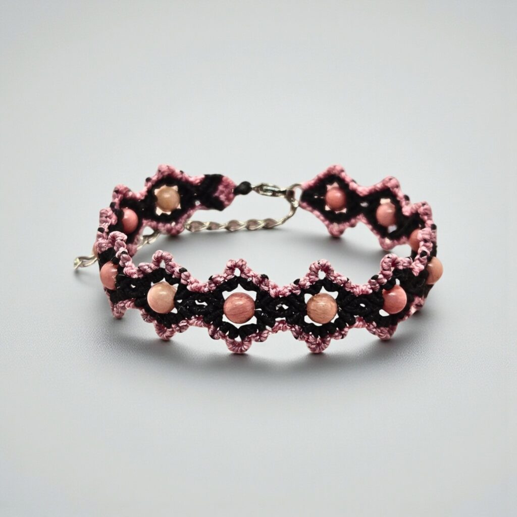 rohdonit-makramee-armband-rosa-schwarz-2.jpg